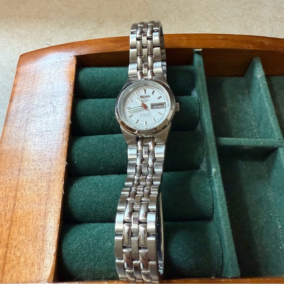 Seiko‎ Analog Solar Womens Operating Watch Titanium Shell with Dial Date - Picture 2 of 3